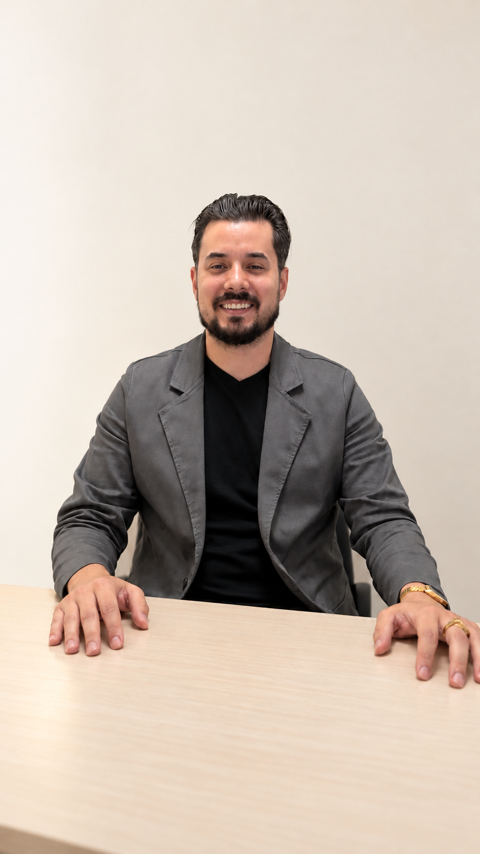 Dr. Filipe Faustini Ferreira sentado em seu consultório